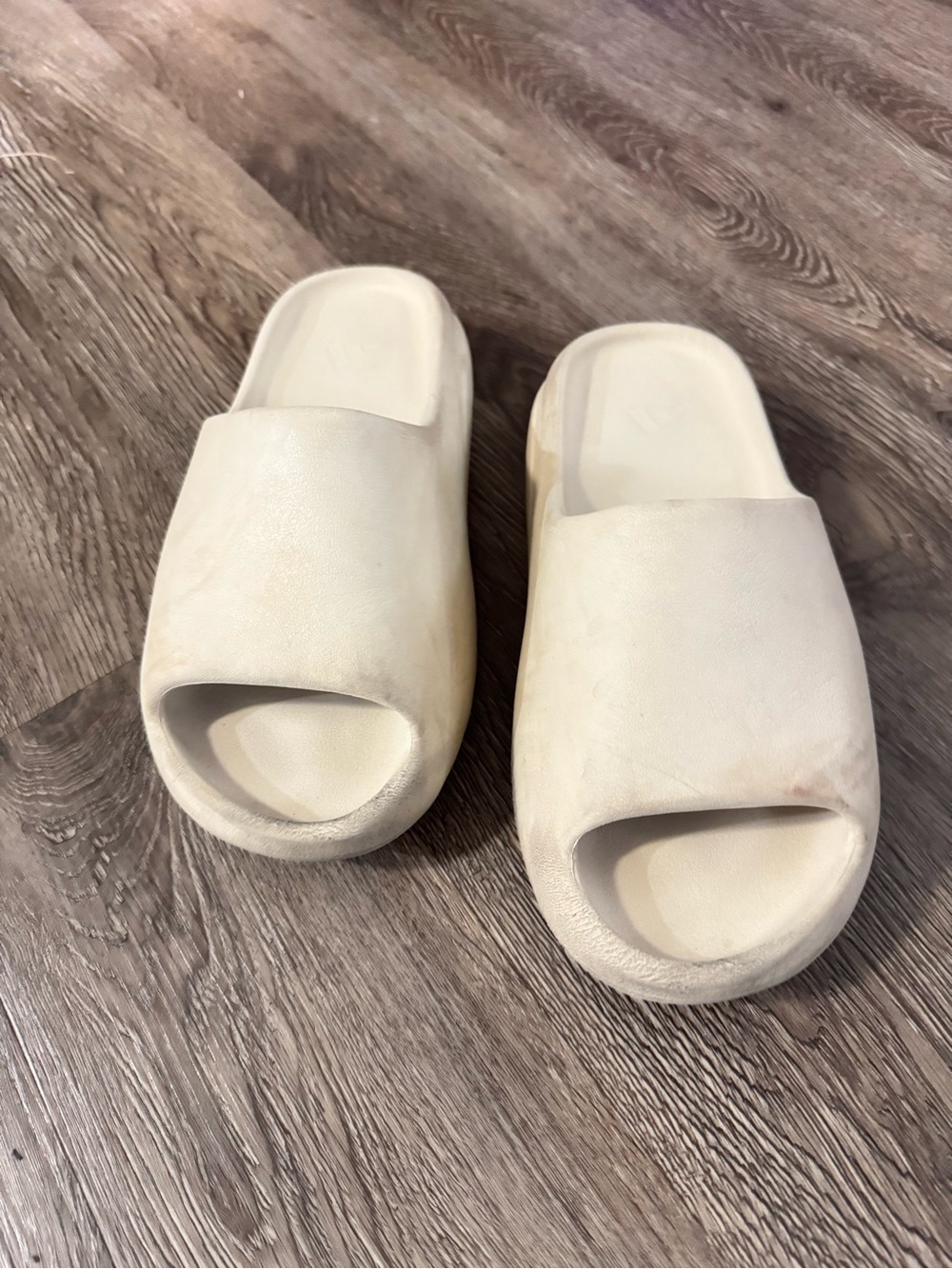Yeezy Slide Sandals in Cream White